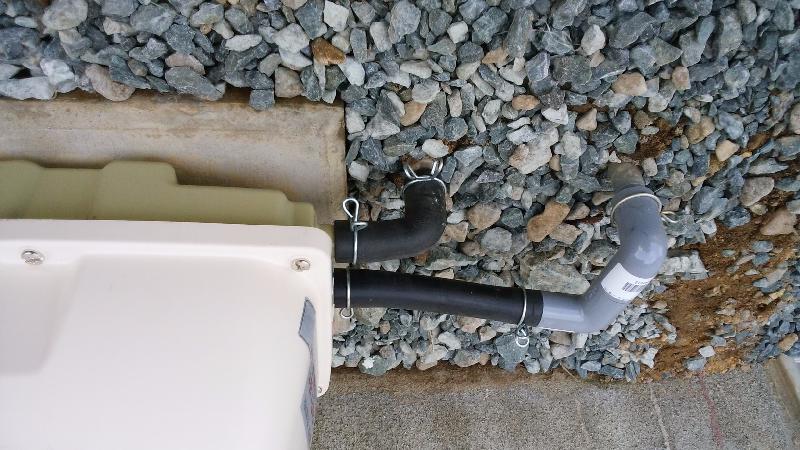 取り換え後のブロアー日東工器LAG-80B(右)