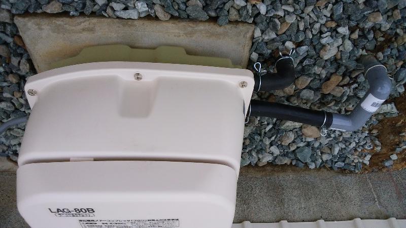 取り換え後のブロアー日東工器LAG-80B(右)