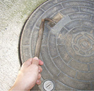 浄化槽用蓋の取り付け