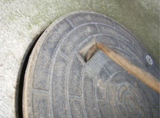 浄化槽用蓋の取り付け